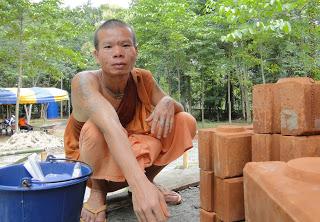 Issan : Portraits de moines anti-bling-bling