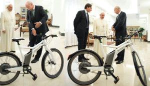 Le patron de Mercedes offre un vélo électrique au Saint-Père