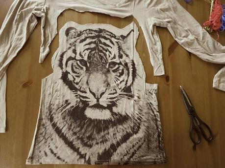 Poser le tee shirt à plat et decouper les contours du tigre
