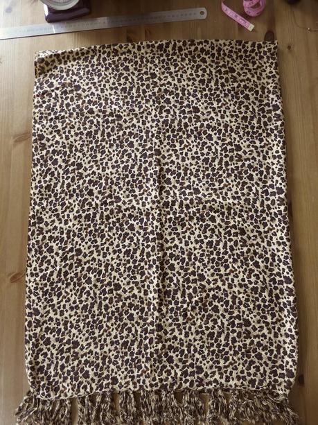 The World is a Kit, Make it! #2:: Tutorials! Plier en deux et encore en deux le tissu (franges en bas)