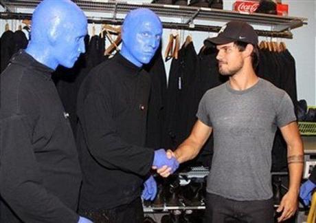 Taylor au backstage du Show 'Blue Man Group'