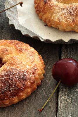 Chaussons feuilletés à la cerise et à la vanille