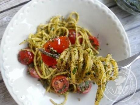 Pesto de coriandre séchée aux noisettes – spaghetti, tomates et pesto {sans gluten / végan}