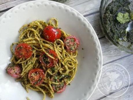Pesto de coriandre séchée aux noisettes – spaghetti, tomates et pesto {sans gluten / végan}