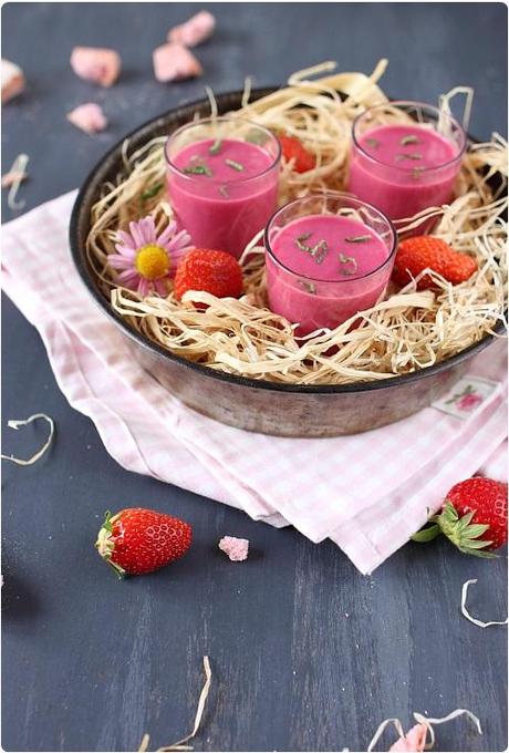Smoothie aux fraises, à la betterave et biscuits roses de Reims