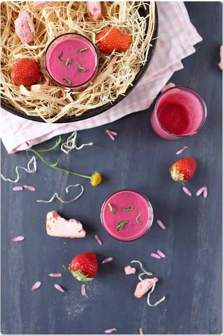 Smoothie aux fraises, à la betterave et biscuits roses de Reims