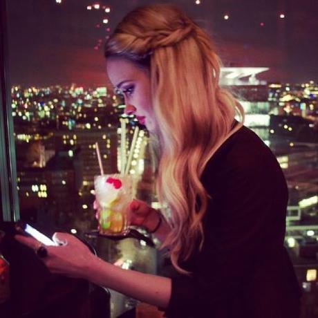 envoyer-un-message-apres-2-heures-du-matin-femme-portable-soiree