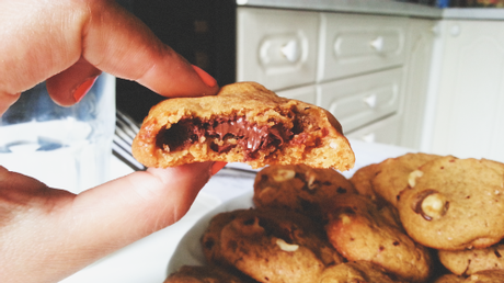 Cookies au beurre noisette, éclats de noisettes et coeur nutella