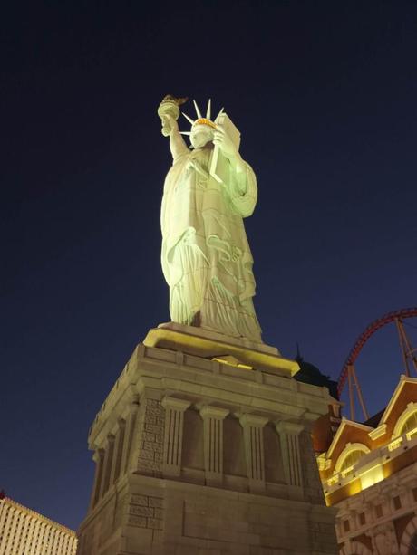 statue e1372264779329 768x1024 Roadtrip USA III : Une nuit à Las Vegas 
