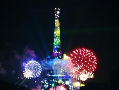 La journée du 14 juillet s'est terminée par des bals et des feux d'artifice dans la France entière. Ici, le feu d'artifice de Paris qui a été tiré du Trocadéro et a duré 35 minutes. Photo (c) M.D.
