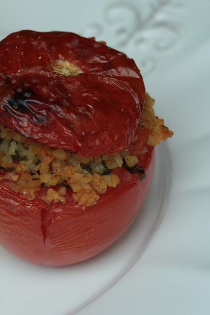 Tomates farcies végétariennes au boulgour , raisins secs et épices