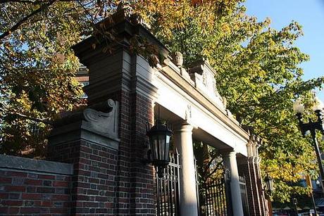 la porte de l'université Harvard