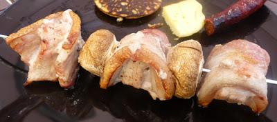 Brochettes de porc, lard et champignons parfumées à la sauge