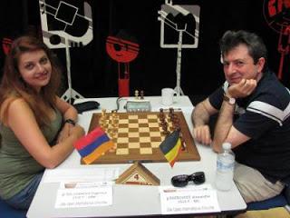 La grand-maître ukrainienne Evgeniya Doluhanova face à Alexander Dgebuadze © Chess & Strategy