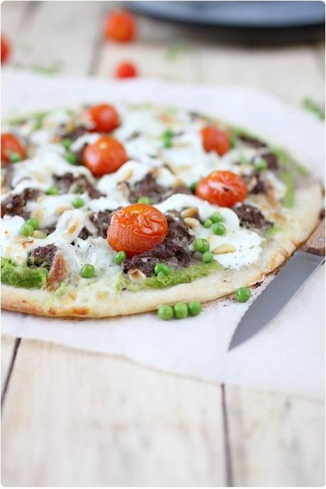 Pizza verte à la mozzarella et boeuf haché