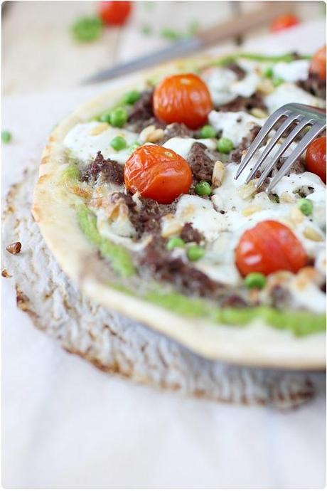 Pizza verte à la mozzarella et boeuf haché