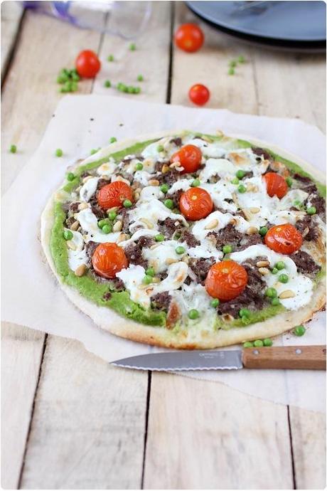 Pizza verte à la mozzarella et boeuf haché