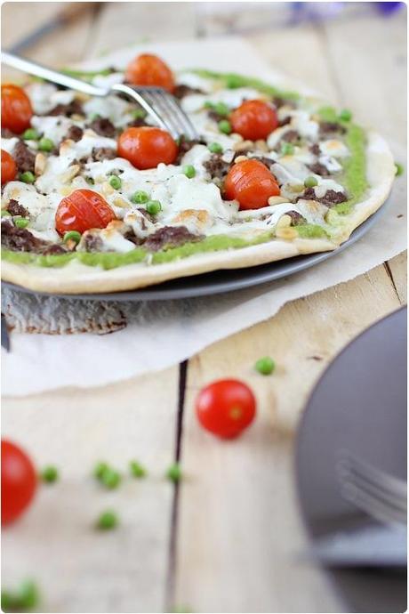 Pizza verte à la mozzarella et boeuf haché
