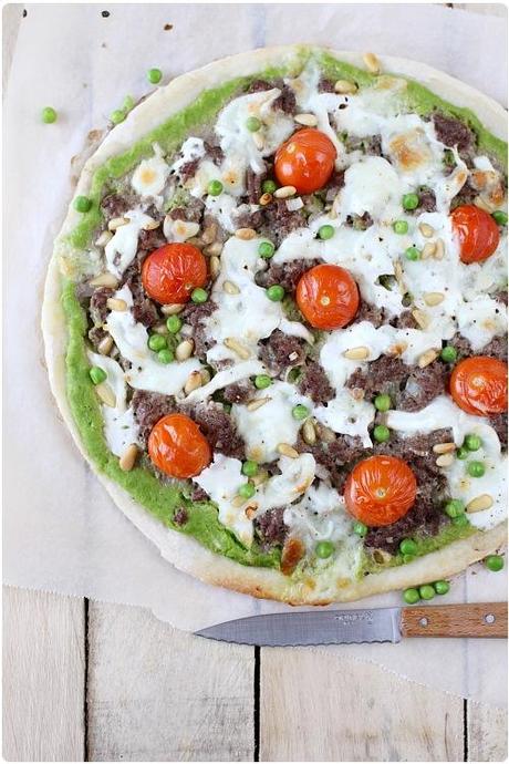 Pizza verte à la mozzarella et boeuf haché