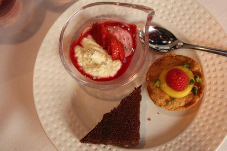 Les Mots Passants Brownies fraises et crème tartelette1