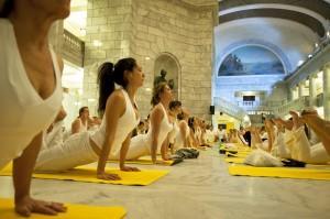 Le comble du chic en septembre : Yoga en blanc et au Grand Palais !
