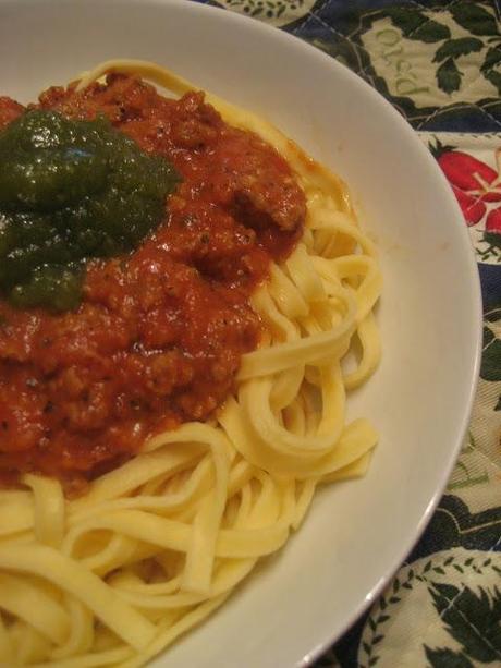 Sauce  aux  tomates et saucisses italiennes au thermomix et pesto au basilic du jardin en duo