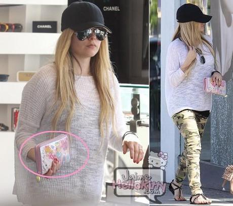 http://www.jaimehellokitty.com/images/ARTICLES20/avrillavignekittywallet.jpg