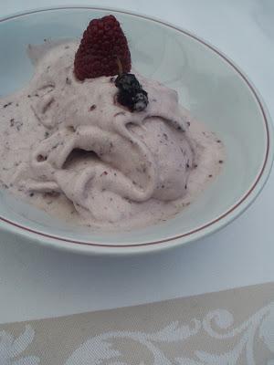 Glace express aux mûres du mûrier (mulberries noires) sans lait ni oeufs