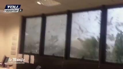 img_119638_italie-une-puissante-tornade-filmee-de-l-interieur