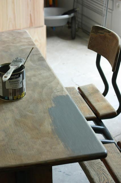 Nouveau relooking d'un bureau d'écolier en bois