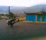 vidéo wheeling moto choc fontal voiture