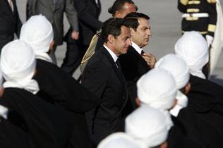 En Tunisie, Sarkozy vend sans regarder
