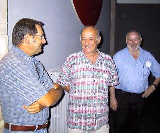  Jean-Pierre Bruneau (au centre), réalisateur du film, entouré de Didier Lonjard, directeur du festival (à gauche), et de Francis Heudes qui a tourné les images (à droite)  (photo Elisabeth Berthier)