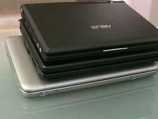 photos comparaison entre l'Everex CloudBook, l'HP 2133 Mini Note l'Asus EeePC