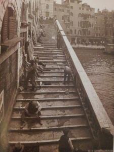 Changement du pavement du pont du Rialto, dans les années 50