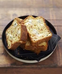 Cake salé pour l’apéritif au bresse bleu, jambon et tomate séchée