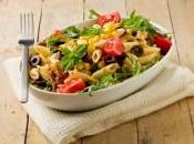 Salade pâtes, tomates cerises, basilic, roquette, parmesan.