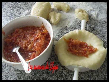 Empénadas aux tomates et aux oignons