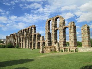 Le temple à Diane et l'aqueducto de los milagros