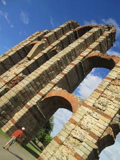 Le temple à Diane et l'aqueducto de los milagros