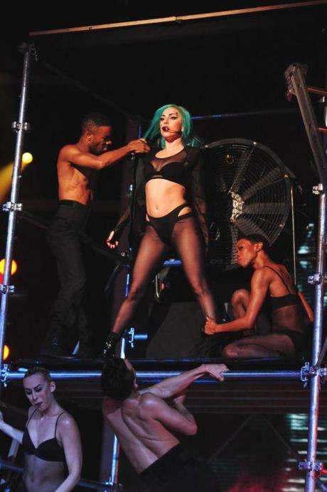 Prestation de Lady GAGA sur le plateau de X-Factor France. 