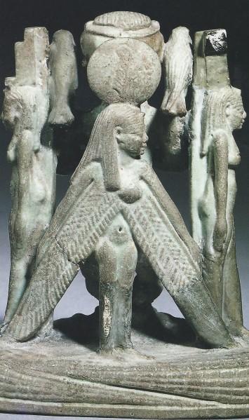 Figurine-magique-montrant-Ptah-entoure-d-Isis-et-de-Nephth.jpg