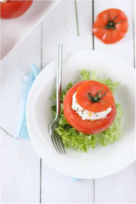 Tomates farcies de salade de riz au surimi