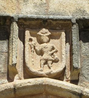 Des blasons de Cacérès et de deux pèlerins vus à Salamanca