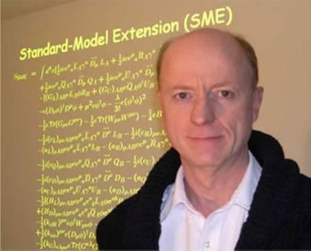 Alan Kostelecky est l'un des physiciens à l'origine du cadre théorique appelé SME, incorporant des violations de l'invariance de Lorentz, comme une vitesse limite différente selon les directions de mouvement dans l'espace. De telles violations sont possibles dans le cadre de la théorie des supercordes.