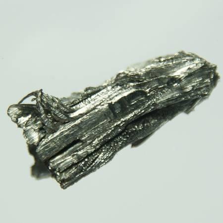 Le dysprosium est un métal peu connu, mais largement utilisé depuis quelque temps. Il fait partie des terres rares, comme l'ytterbium.