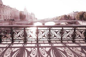http://www.etsy.com/fr/listing/113777240/paris-photography-pont-notre-dame-bridge?ref=br_feed_60&br_feed_tlp=home-garden