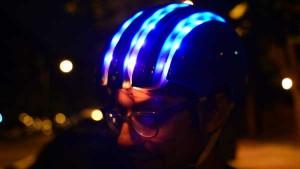 Un casque de vélo LED qui guide son conducteur
