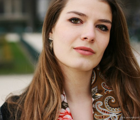 rendez-vous-in-tuileries-minimalist-assorti-brune-marron-cheveux-yeux-accessoire-ensemble