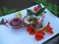 Rouleaux de printemps aux fleurs d'été et sa vinaigrette aux  bégonia de Madame Arboflora